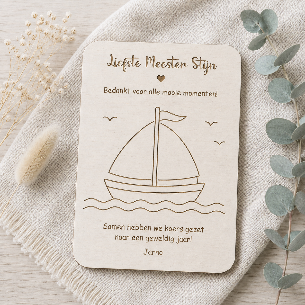 Detail lasergravure houten bedankkaart meester – naam gegraveerd op bootje met vingerafdrukken