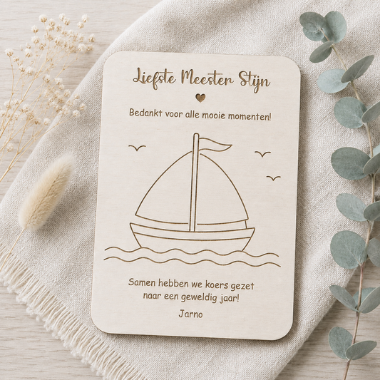 Detail lasergravure houten bedankkaart meester – naam gegraveerd op bootje met vingerafdrukken