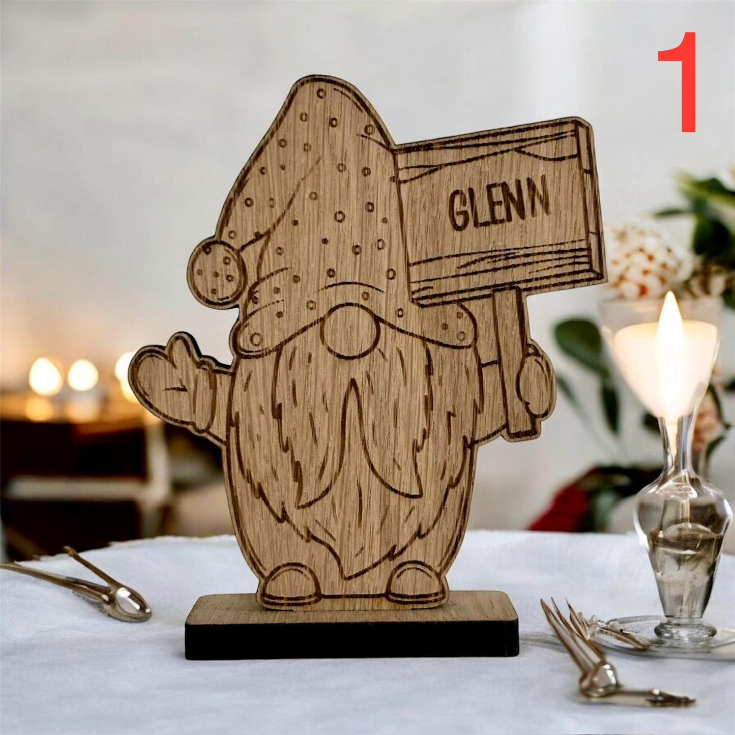 Handgemaakte gepersonaliseerde kerstkabouter in hout, met lasergravure van naam, perfect als unieke kerstdecoratie of cadeau.