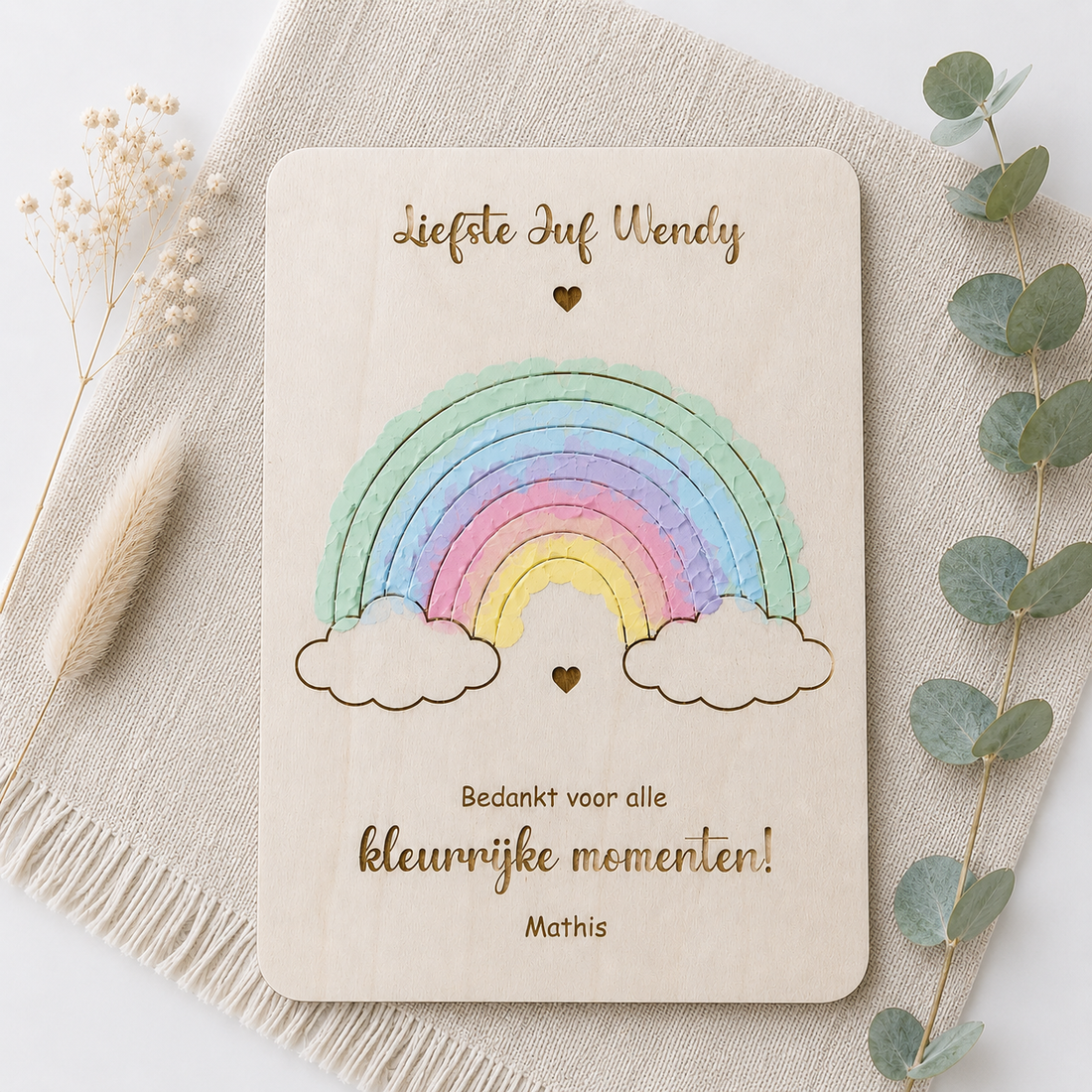 Houten bedankkaart juf met vingerafdrukken in pastelkleuren op regenboog – gepersonaliseerd cadeau einde schooljaar