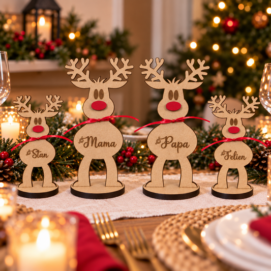 Sfeervol gedekte kersttafel met gepersonaliseerde houten Rudolf naamkaartjes
