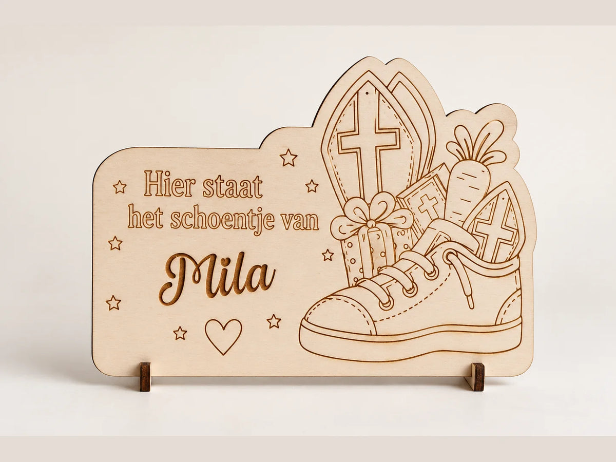 Gepersonaliseerd houten Sinterklaas schoenzetbordje met de naam Mila, vooraanzicht