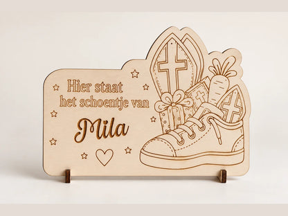 Gepersonaliseerd houten Sinterklaas schoenzetbordje met de naam Mila, vooraanzicht