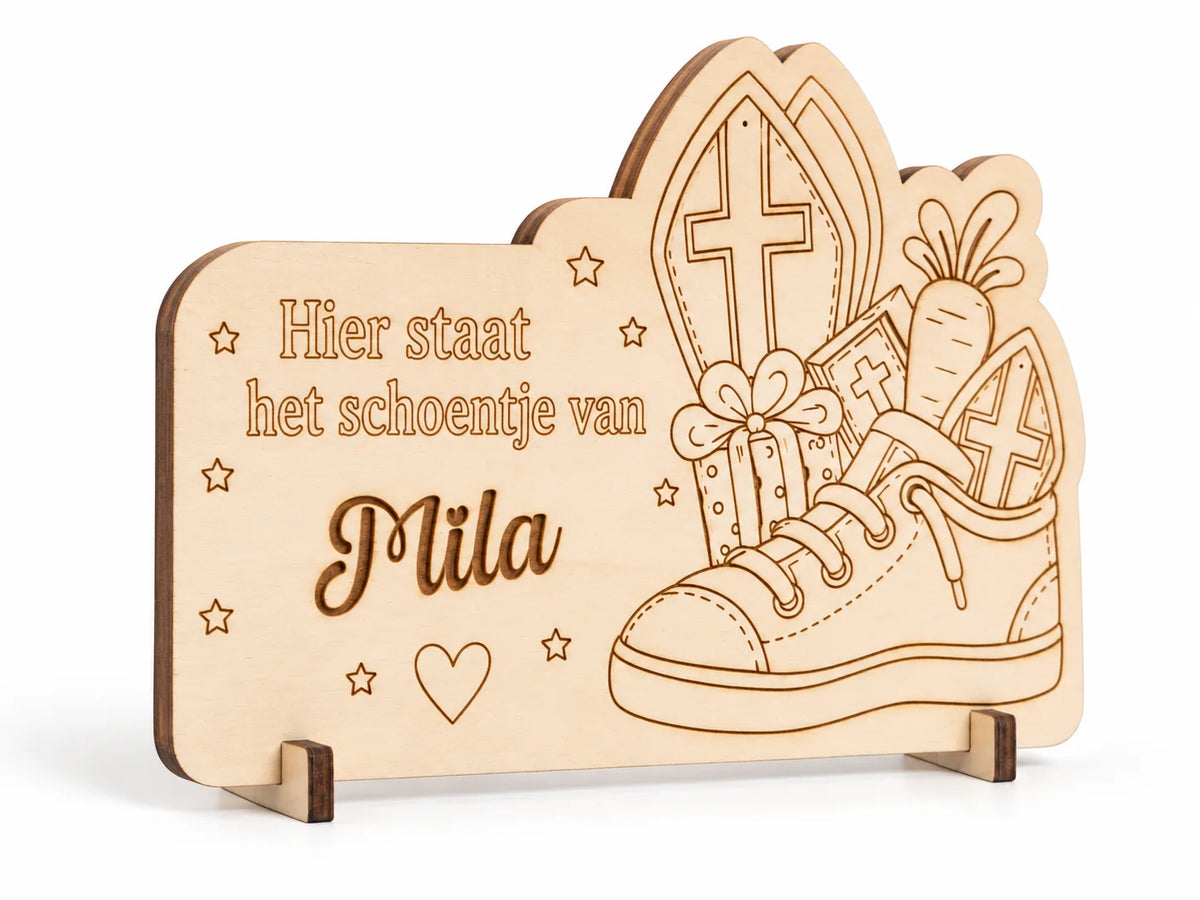 Houten Sinterklaasbordje met naam schuin gefotografeerd, inclusief voetjes