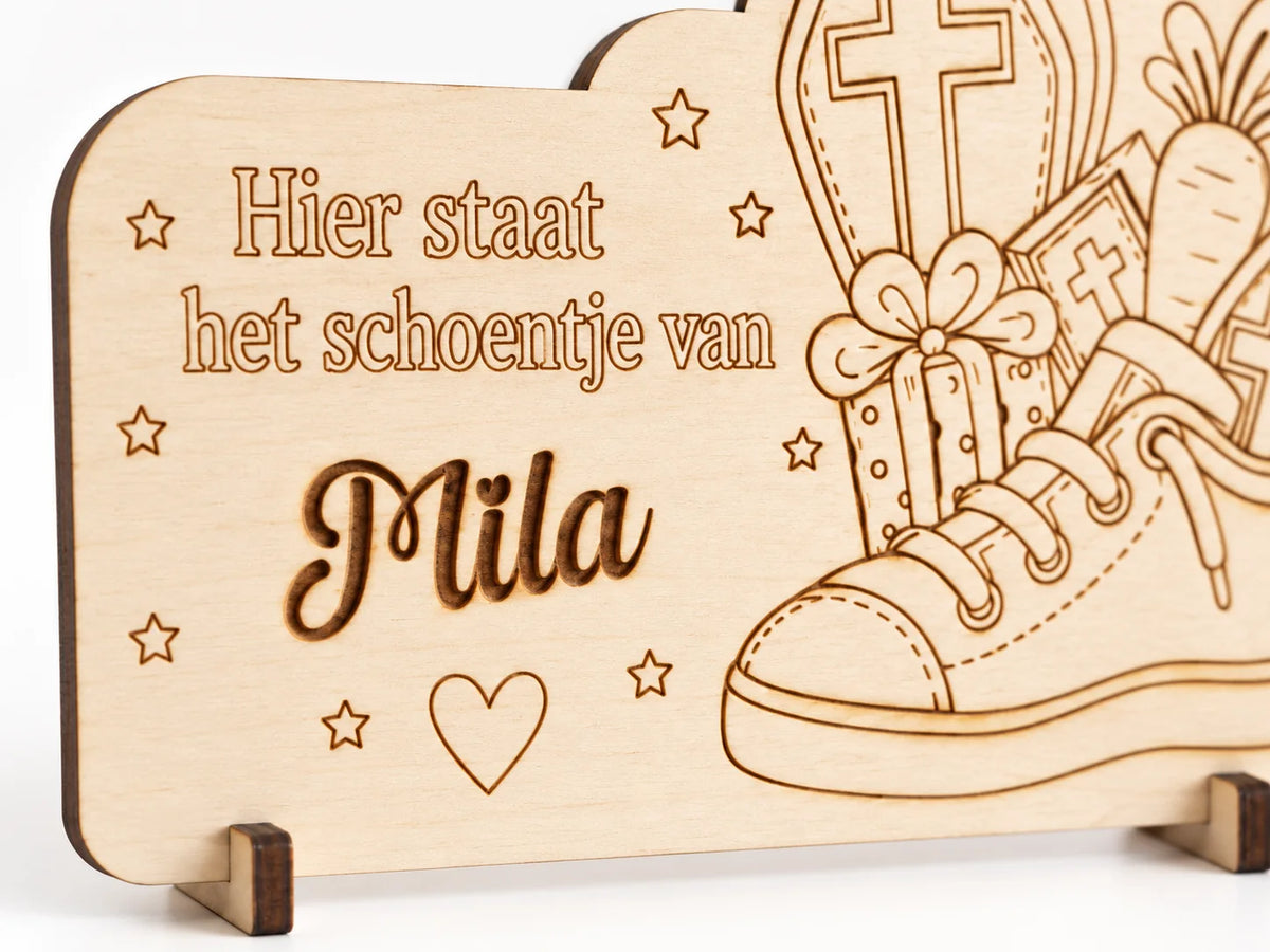 Detail van de lasergravure Mila op het houten schoenzetbordje