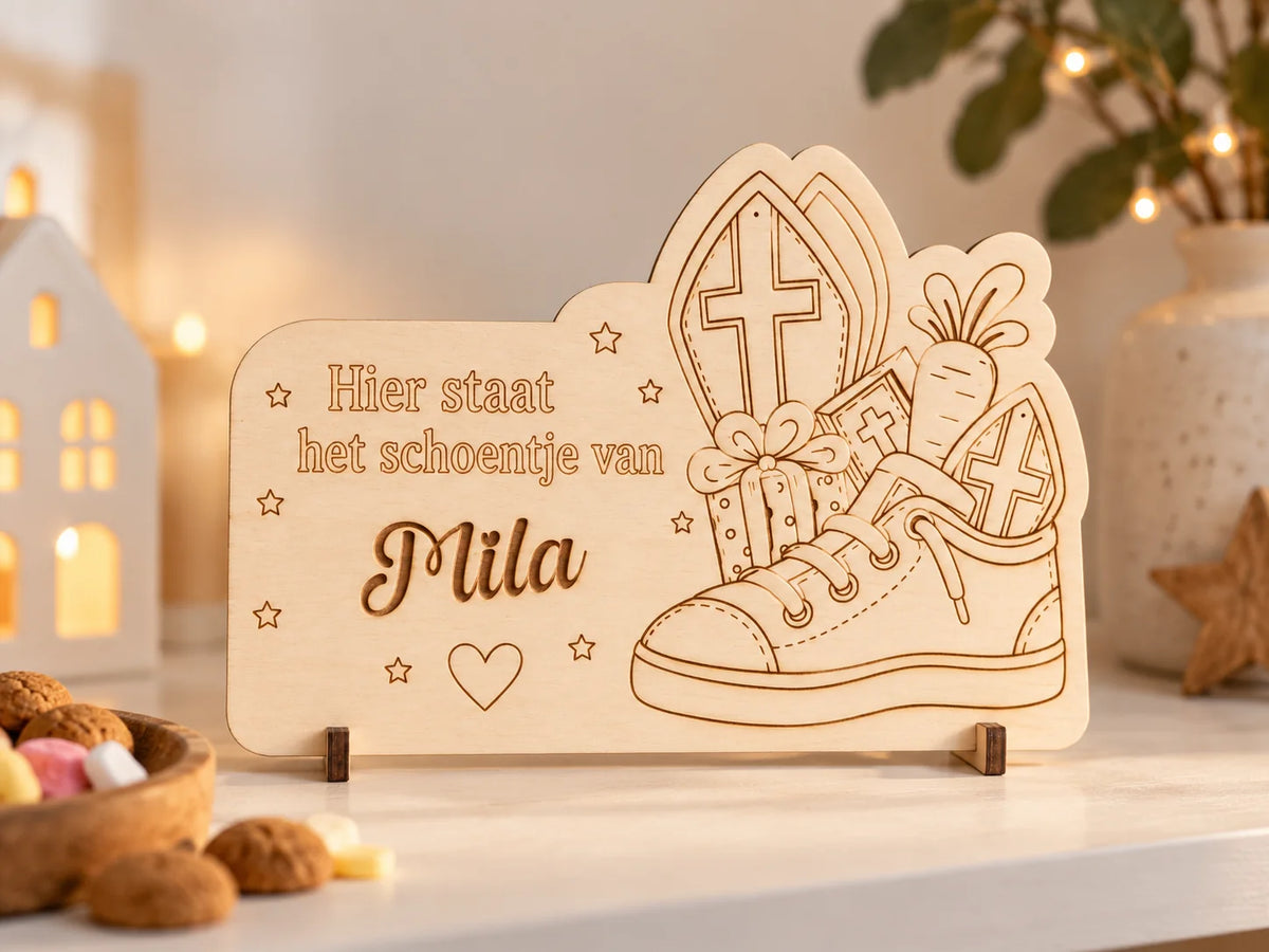 Gepersonaliseerd schoenzetbordje als Sinterklaasdecoratie op een kast