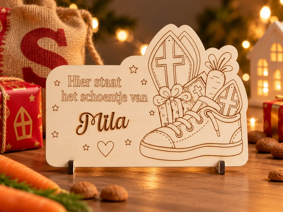 Schoenzetbordje met naam Mila tussen Sinterklaascadeautjes en pepernoten
