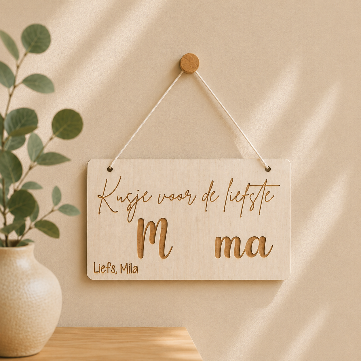 Gepersonaliseerd houten bordje 'Kusje voor de liefste Mama' met lasergravure – Cynn