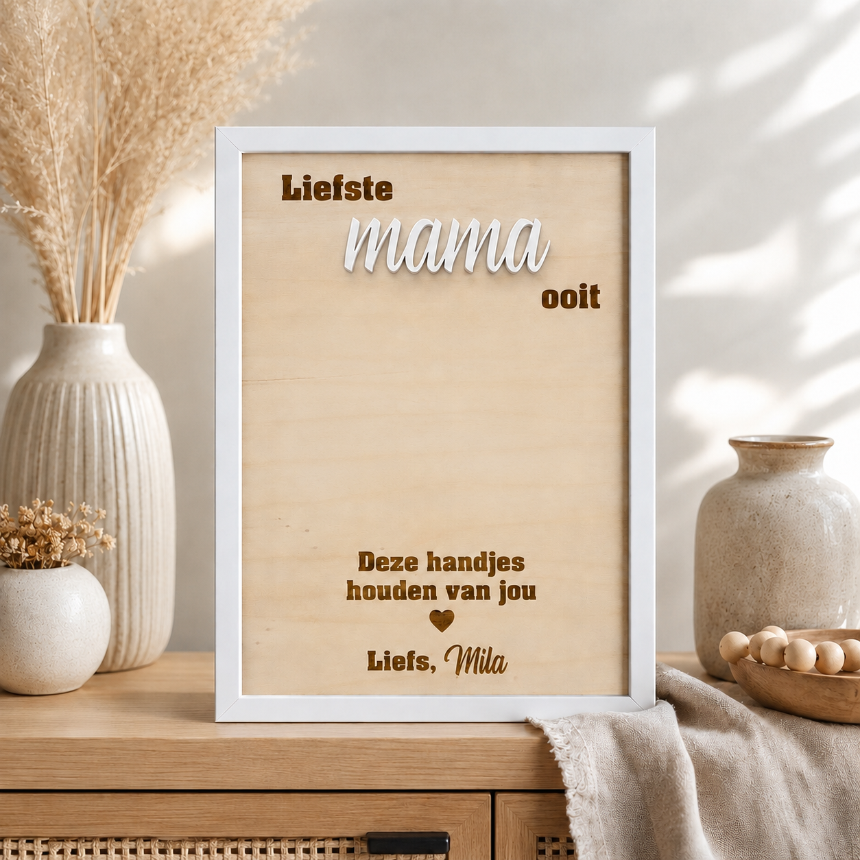 Gepersonaliseerd handjesbord voor mama met kinderhanden in hout gegraveerd