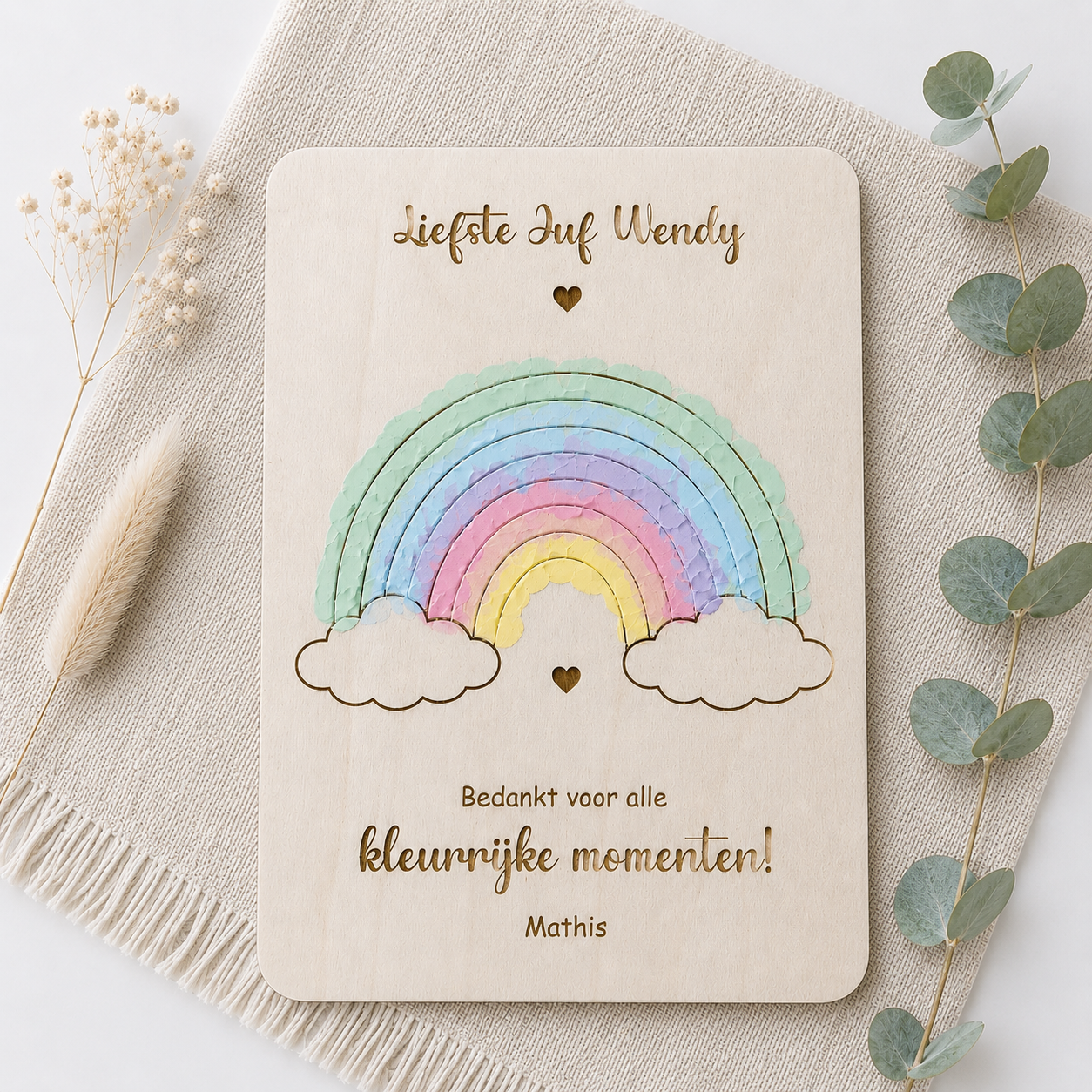 Houten bedankkaart juf met vingerafdrukken in pastelkleuren op regenboog – gepersonaliseerd cadeau einde schooljaar