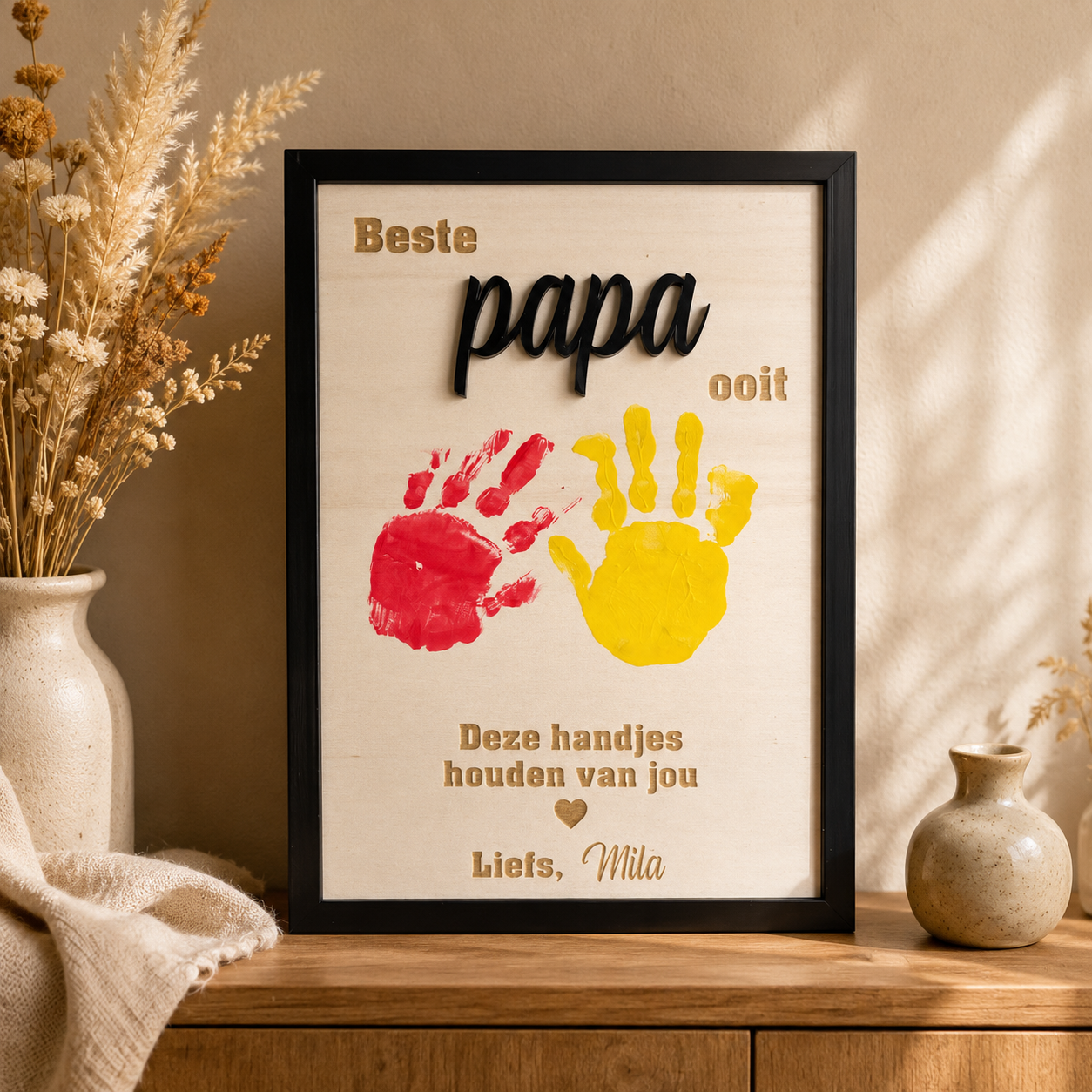 Gepersonaliseerd houten handjesbord voor Vaderdag met gekleurde handafdrukken van kinderen en gegraveerde namen