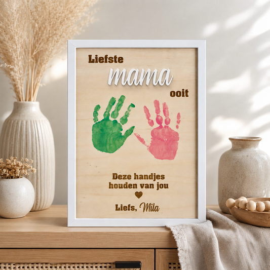 Gepersonaliseerd handjesbord voor mama met kinderhanden in hout gegraveerd