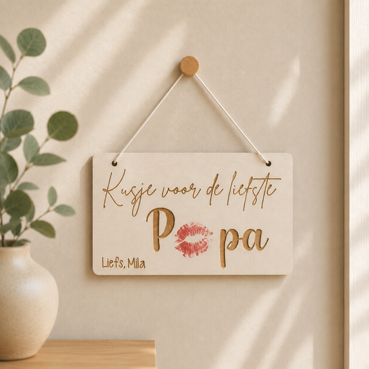Gepersonaliseerd houten Vaderdagcadeau met de tekst Kusje voor de liefste papa en lippenstift kusafdrukken van kind