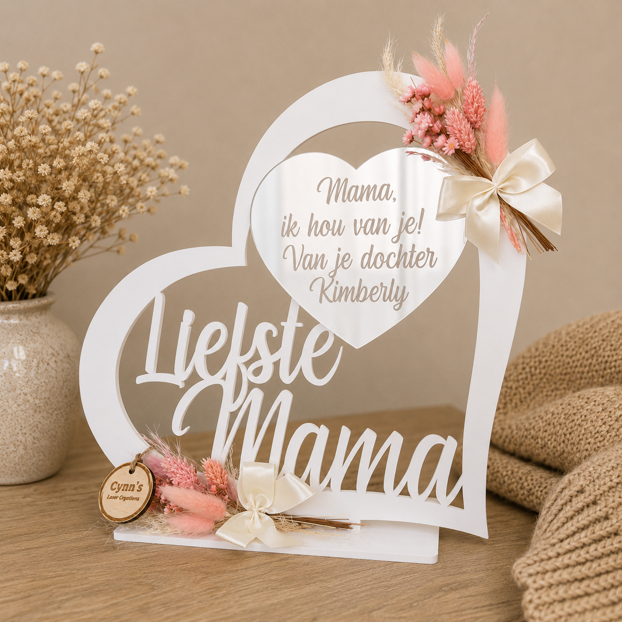 Gepersonaliseerde houten hartstaander voor Mama in het wit met zilveren tinten en droogbloemetjes