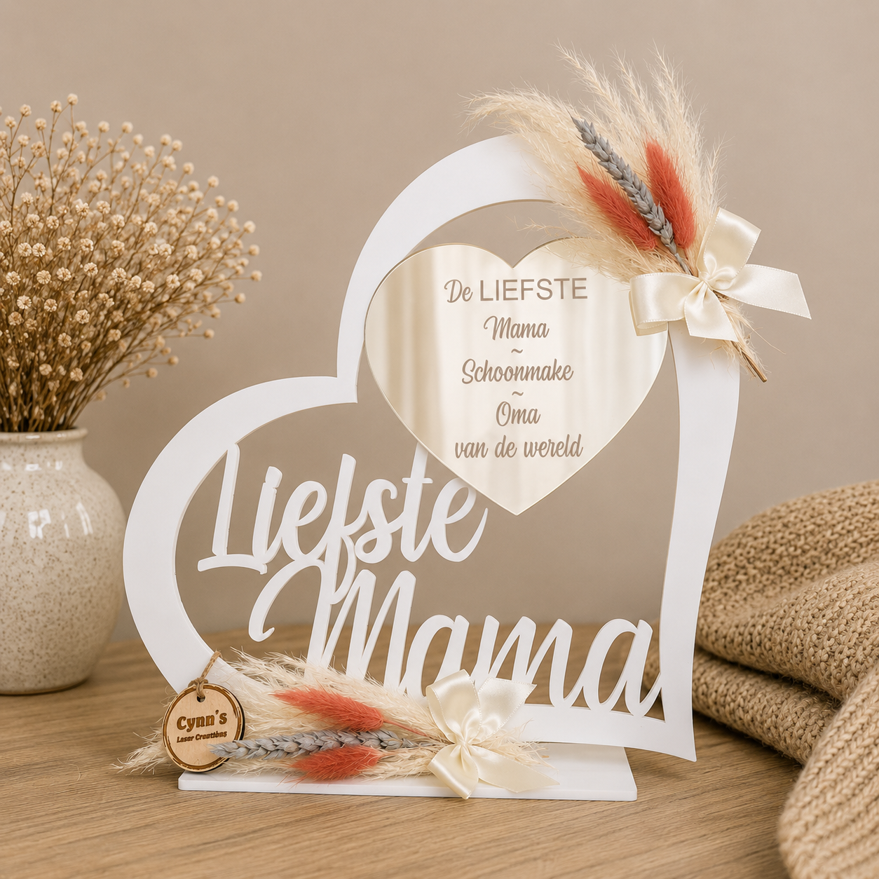 Gepersonaliseerde houten hartstaander voor Mama in het wit met zilveren tinten en droogbloemetjes