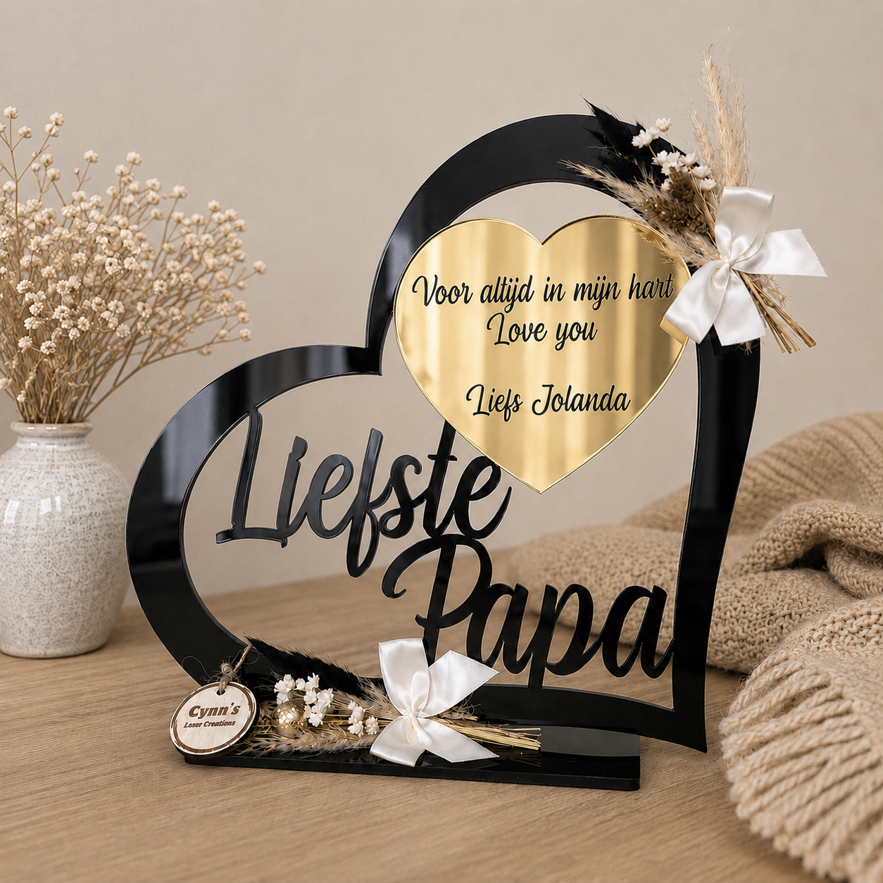 Gepersonaliseerd Vaderdagcadeau hartstaander voor Papa in zwart spiegelplexiglas met droogbloemen