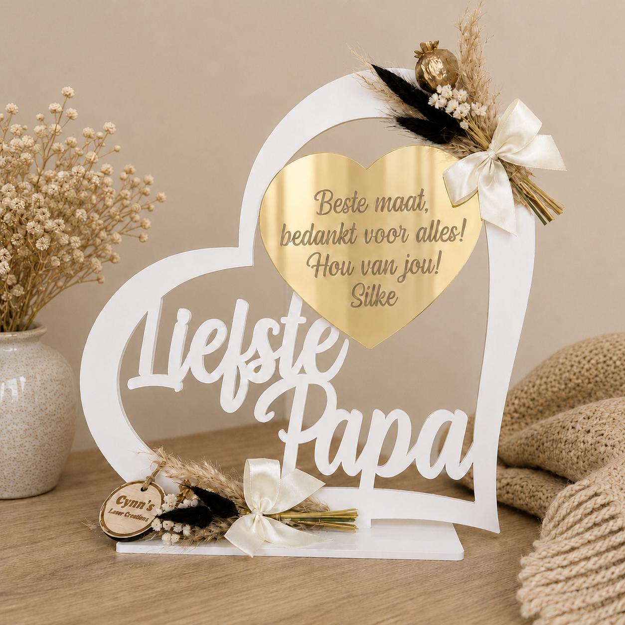 Gepersonaliseerde houten hartstaander met naam in het wit met gouden tinten en droogbloemetjes