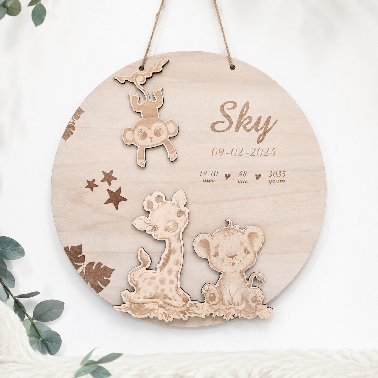 Houten herinneringsbord voor de babykamer met lasergravure van naam, datum, tijd en gewicht in safari thema