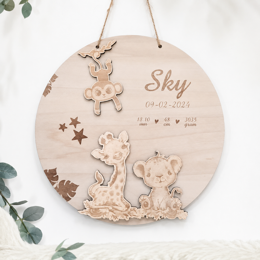 Houten herinneringsbord voor de babykamer met lasergravure van naam, datum, tijd en gewicht in safari thema
