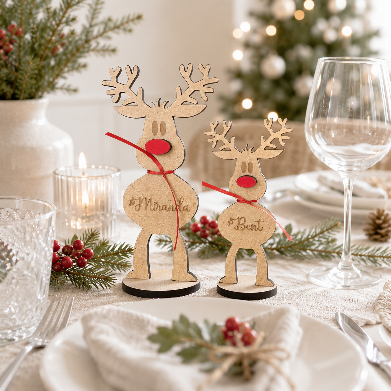 Gepersonaliseerde houten kerstrendieren met gegraveerde namen in een sfeervolle kerstsetting