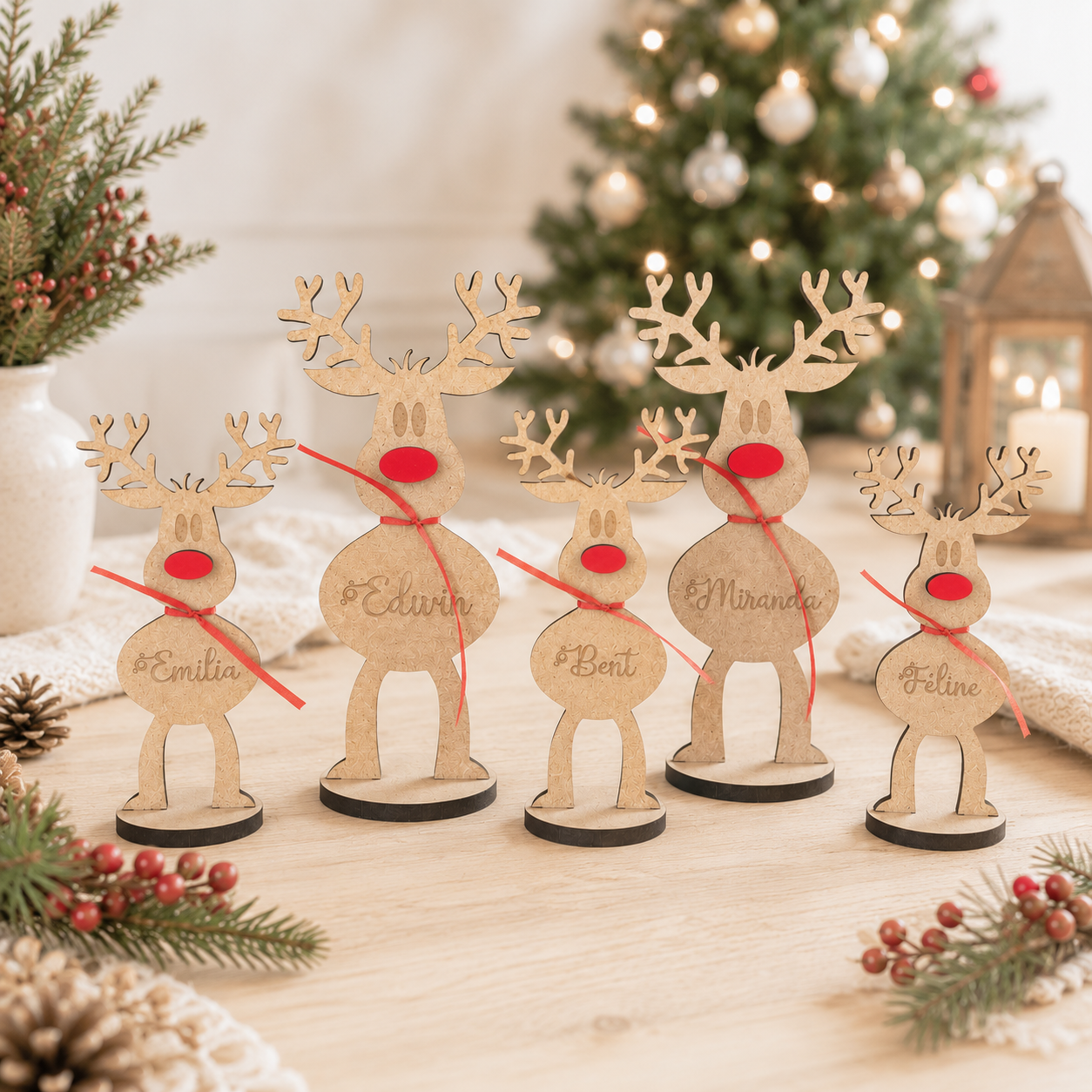 Set van vijf houten staanders in de vorm van rendieren met rode neus, rood lintje en gegraveerde namen voor de kersttafel