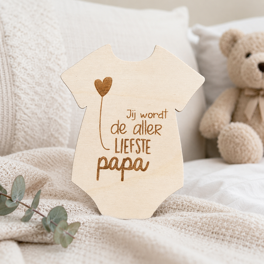 Houten romper staander met de tekst Jij wordt de allerliefste papa voor een zwangerschapsaankondiging