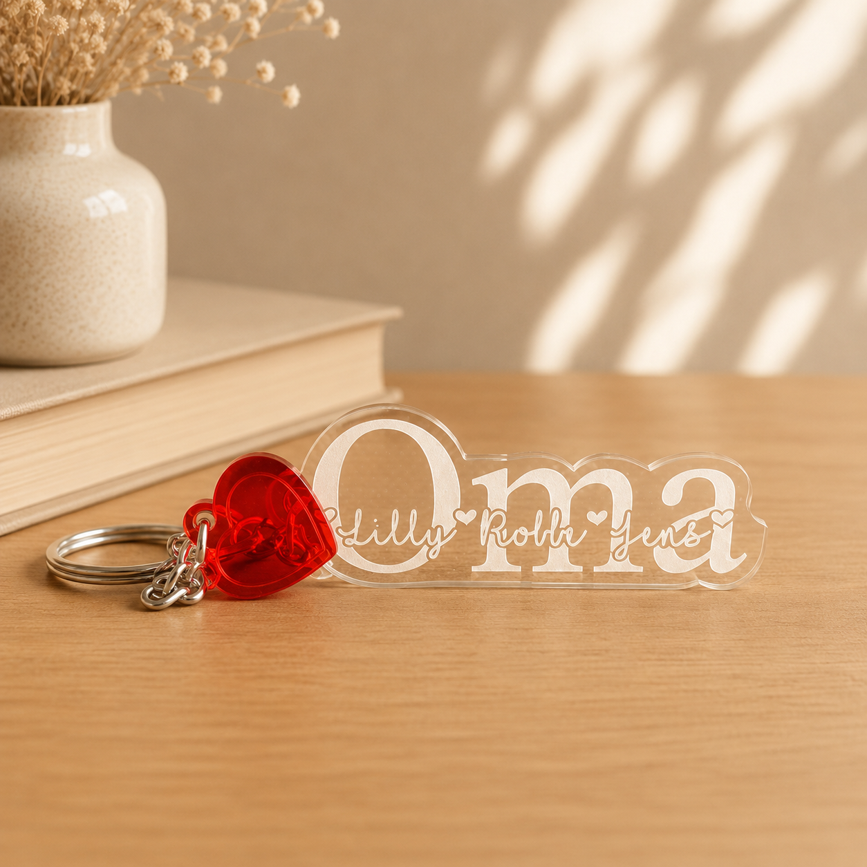 Gepersonaliseerde plexiglas sleutelhanger voor Oma met gegraveerde namen en een rood hartje