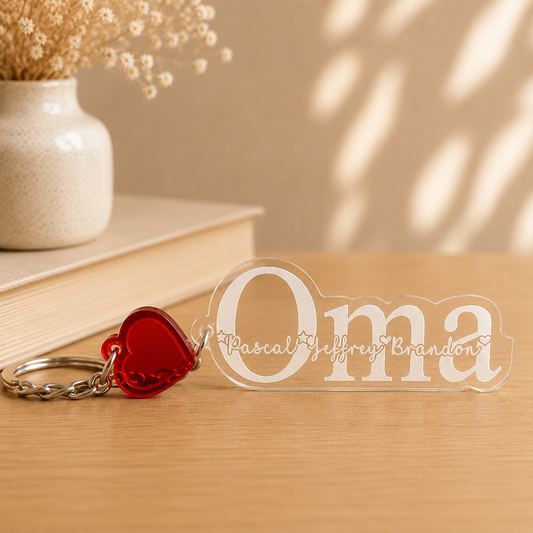 Gepersonaliseerde plexiglas sleutelhanger voor Oma met gegraveerde namen en een rood hartje