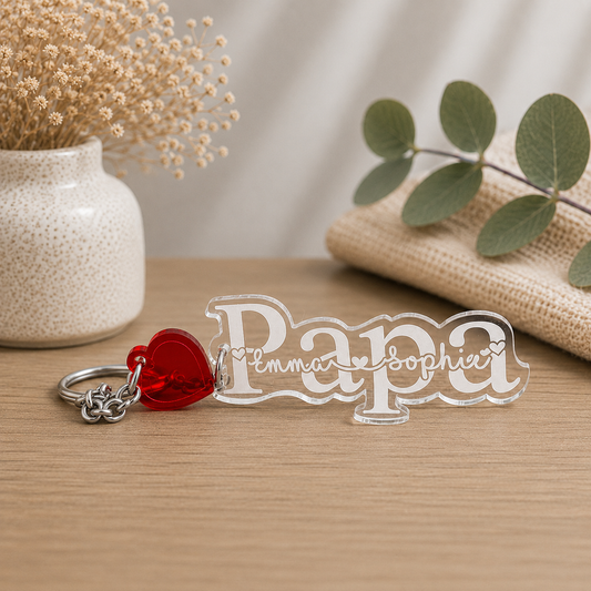 Gepersonaliseerde acryl sleutelhanger voor Papa met namen van zijn kinderen en een rood hartje