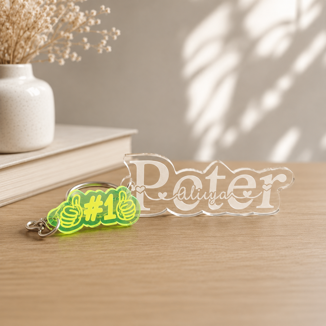 Gepersonaliseerde Peter sleutelhanger van plexiglas met de gegraveerde naam van zijn petekind met duimpjes