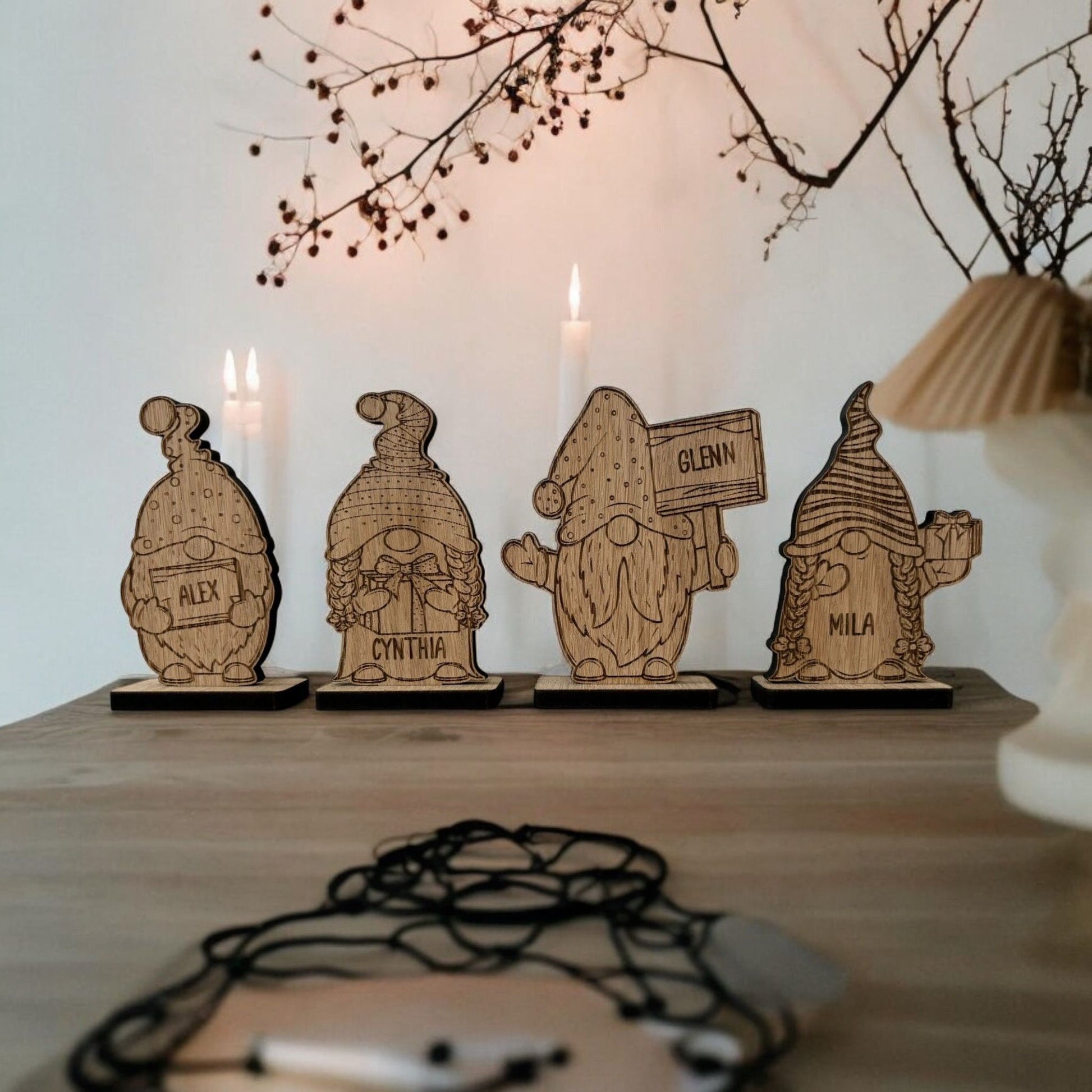 Handgemaakte gepersonaliseerde kerstkabouter in hout, met lasergravure van naam, perfect als unieke kerstdecoratie of cadeau.