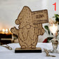 Handgemaakte gepersonaliseerde kerstkabouter in hout, met lasergravure van naam, perfect als unieke kerstdecoratie of cadeau.