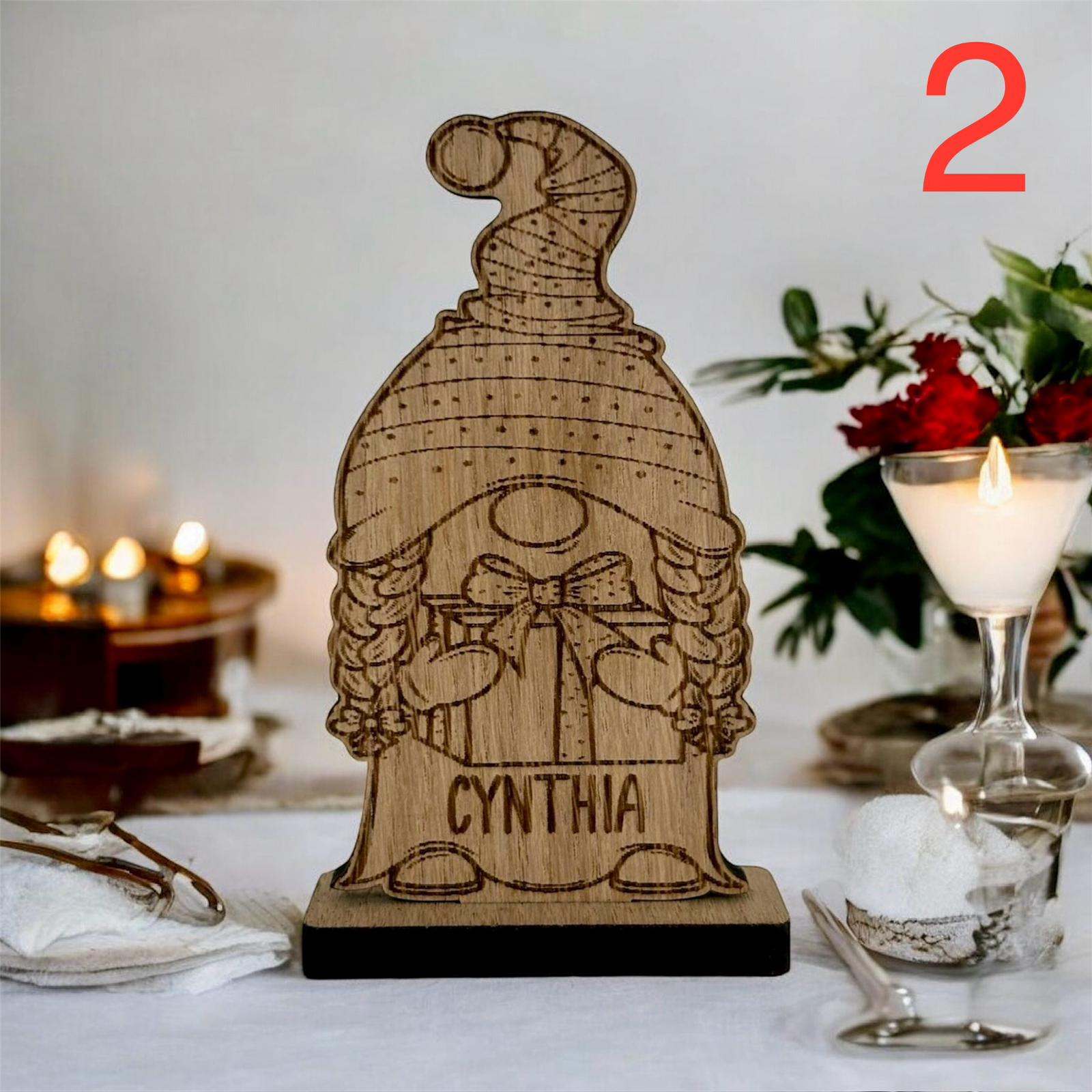 Handgemaakte gepersonaliseerde kerstkabouter in hout, met lasergravure van naam, perfect als unieke kerstdecoratie of cadeau.