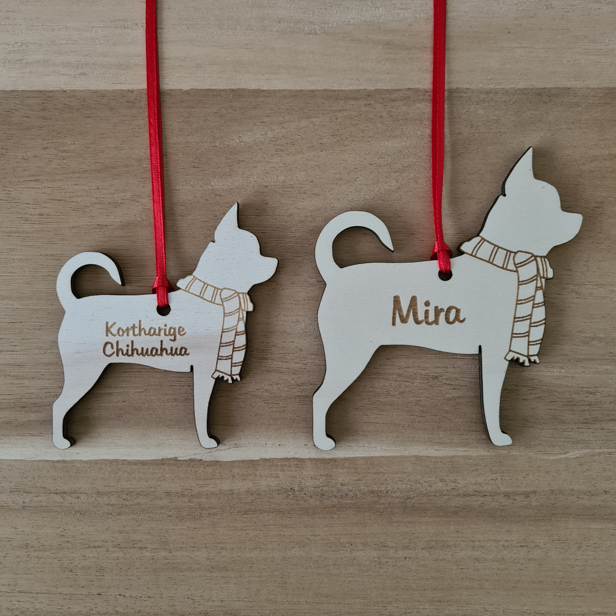 Chihuahua Kortharig kersthanger – gepersonaliseerd kerstboomornament met naam