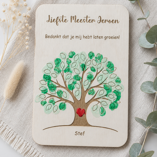 Houten bedankkaart meester met vingerafdrukken als groene blaadjes op boom – gepersonaliseerd cadeau einde schooljaar