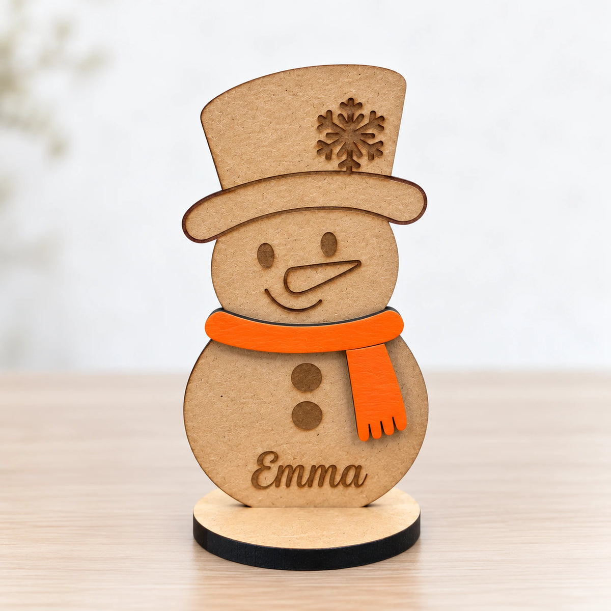 Frosty sneeuwman met de naam Emma op een kersttafel