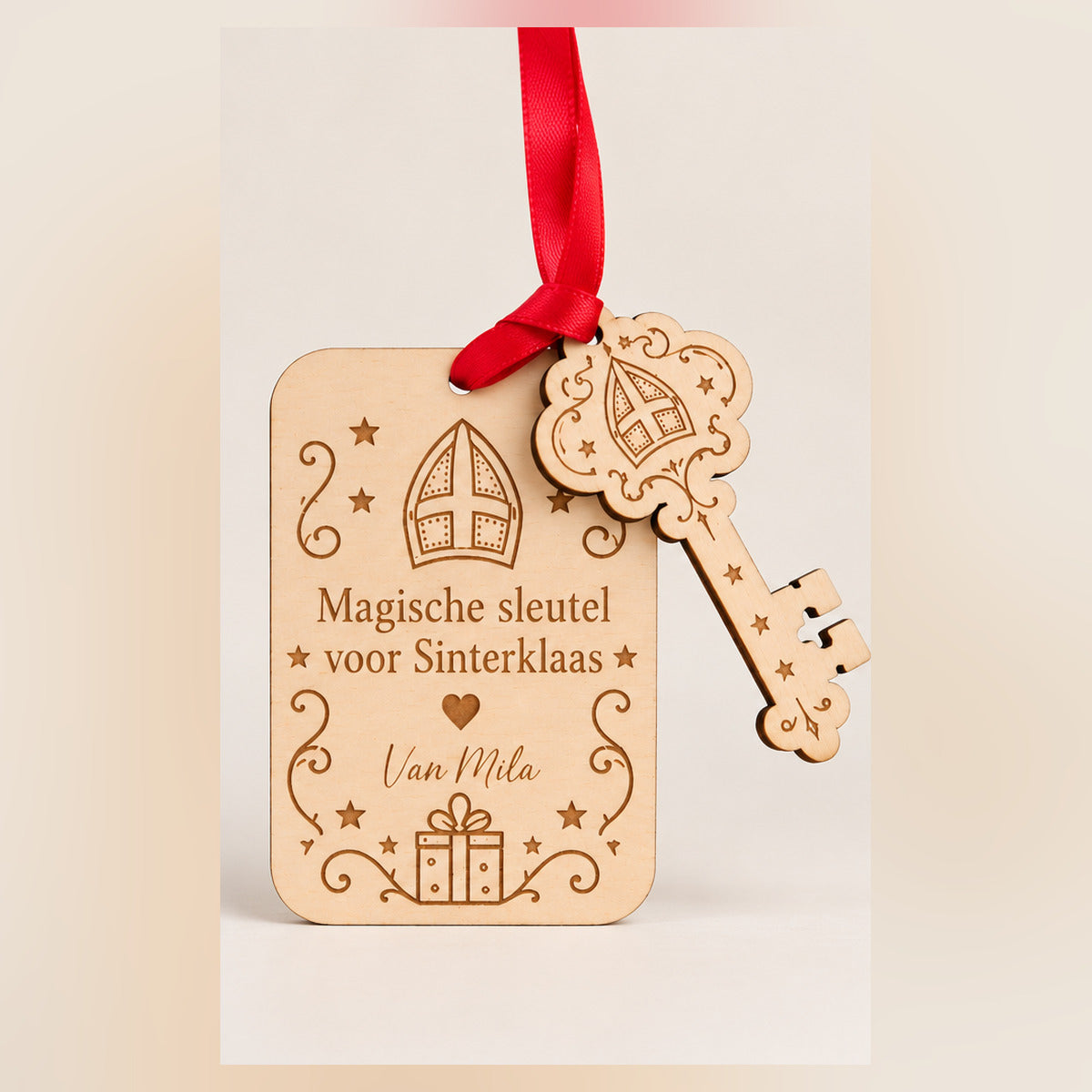 Magische sleutel voor Sinterklaas met naam Mila, vrijstaand op lichte achtergrond