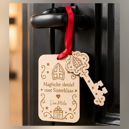 Gepersonaliseerde magische sleutel voor Sinterklaas hangend aan zwarte deurklink