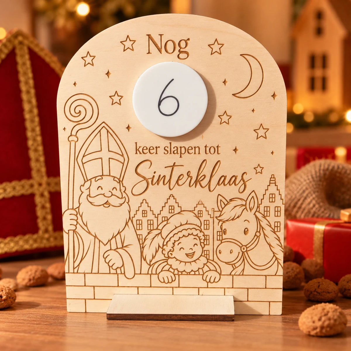 Detail van houten Sinterklaas aftelbord met fijne lasergravure en uitwisbaar telvlak