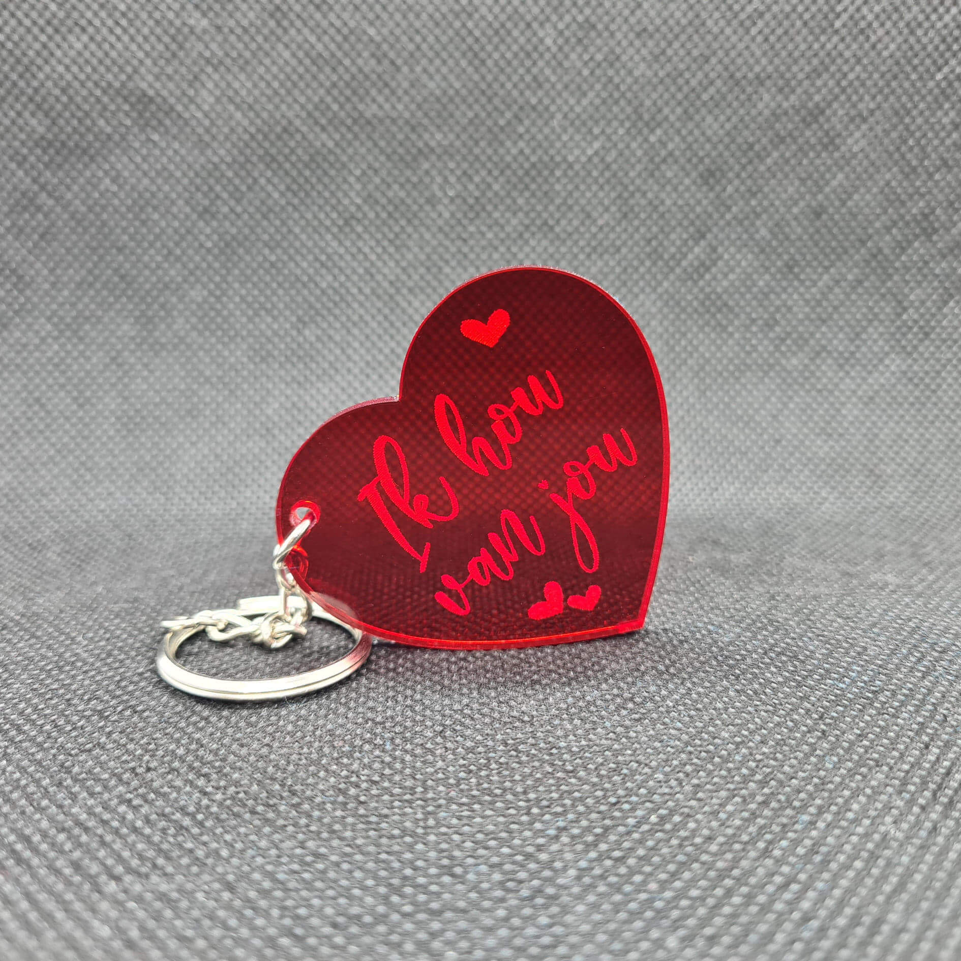 Sleutelhanger 'Ik hou van jou' in rood plexiglas – romantisch cadeau