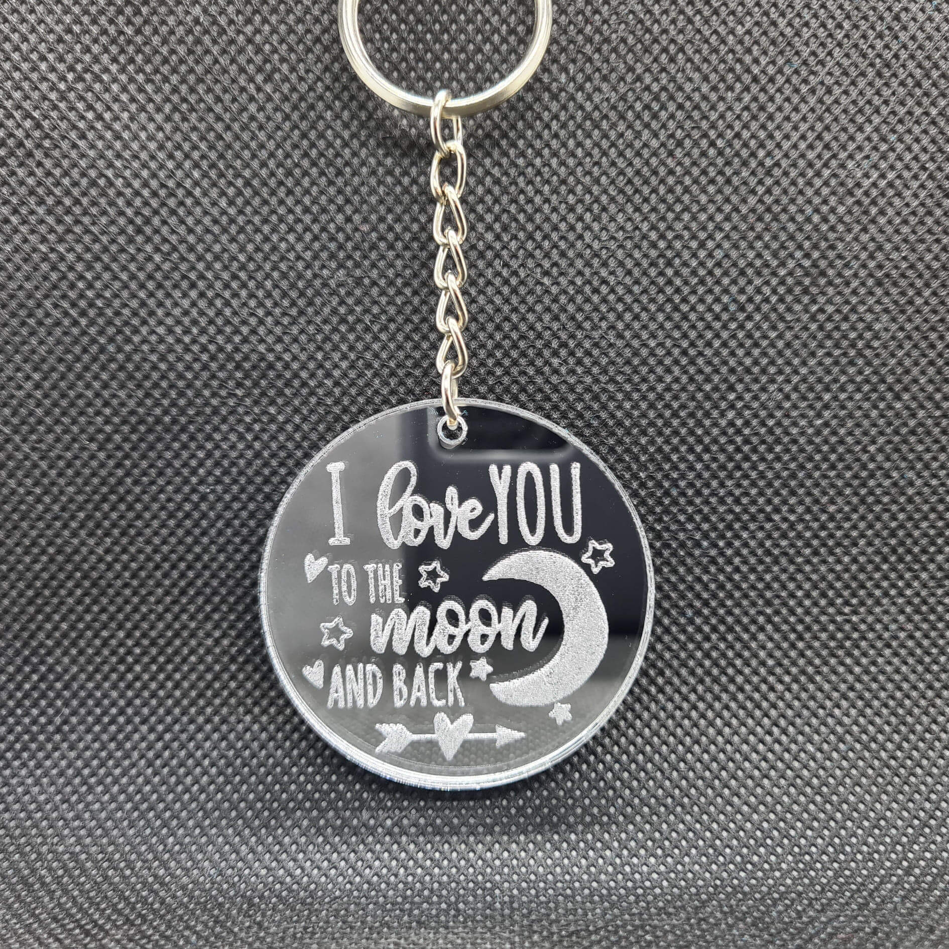 Sleutelhanger 'I love you to the moon and back' in zilver spiegelplexiglas