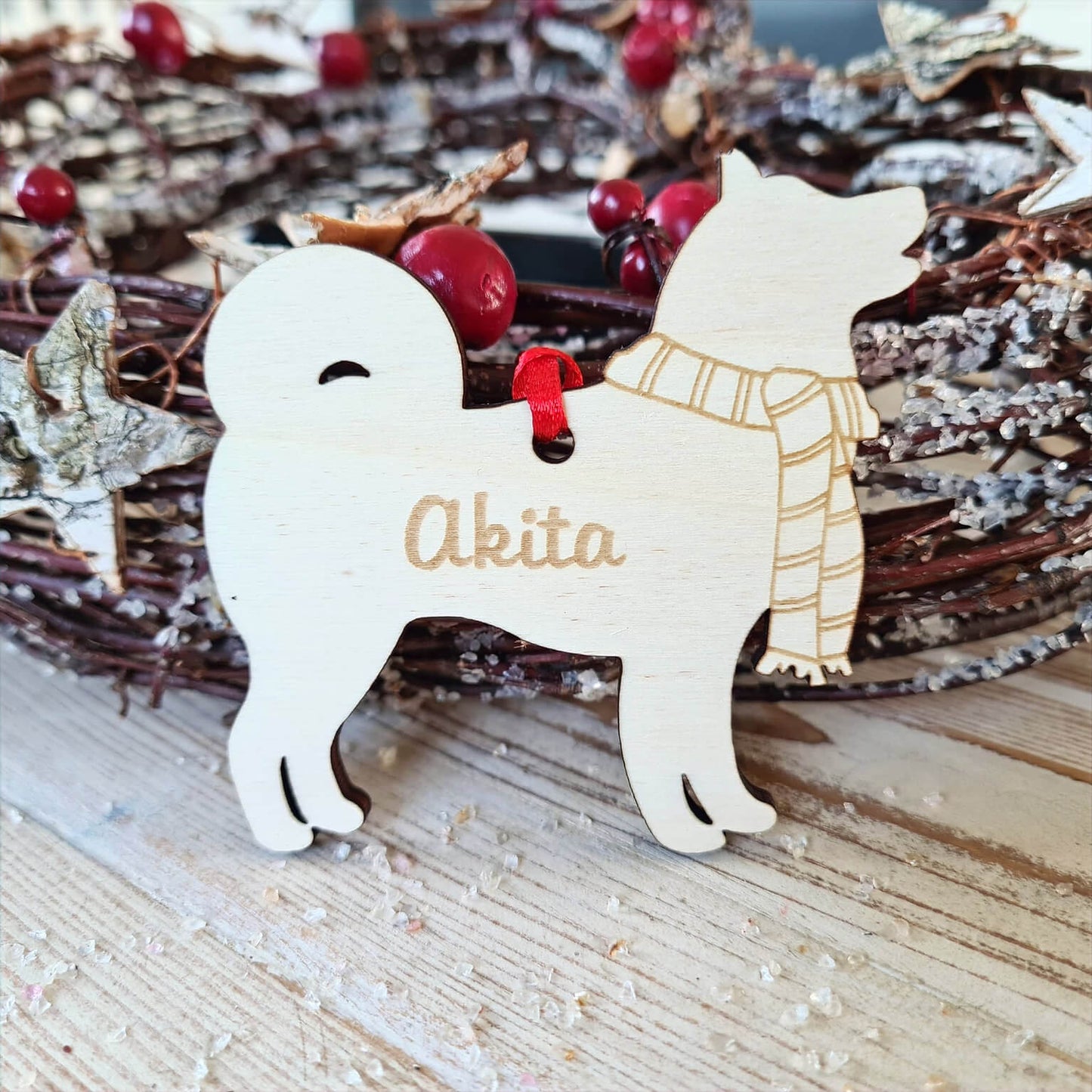 Gepersonaliseerde Akita-kersthanger met gegraveerde naam en wintersjaal, inclusief rood lintje voor ophanging