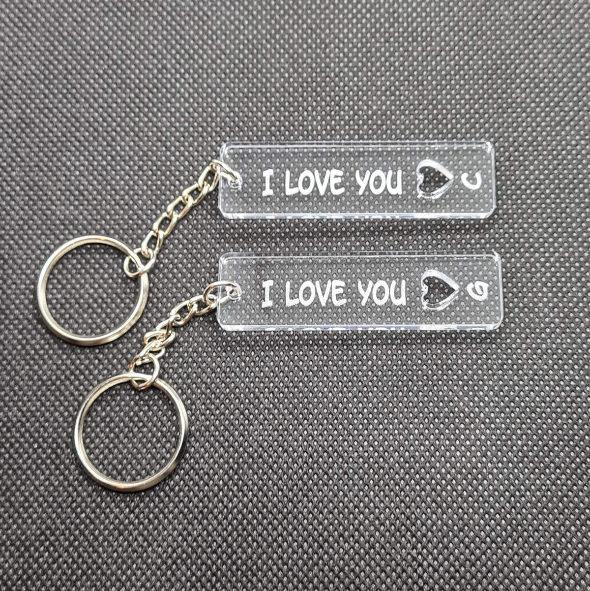 Duo sleutelhangers 'I love you' met initialen in helder plexiglas – romantisch cadeau