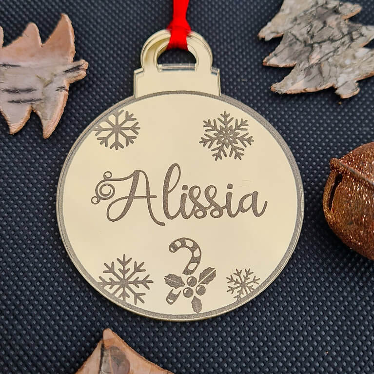 Gepersonaliseerde kersthanger in zilver spiegelplexiglas met naam – 70x90mm